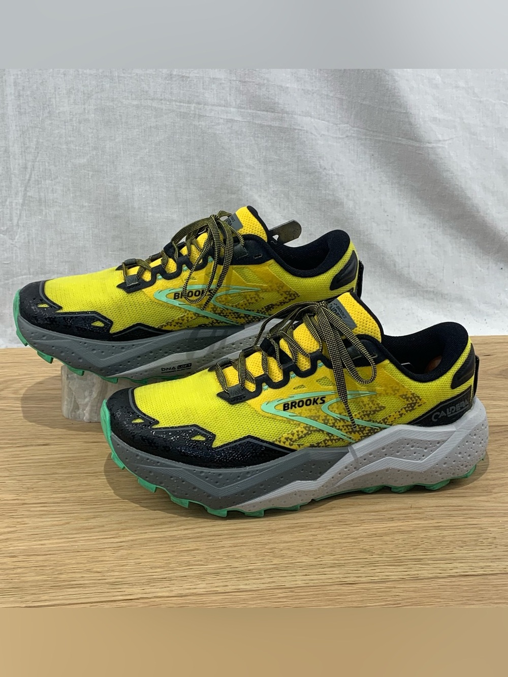 Brooks Caldera 7 Men’s Size 8 D Yellow Gray Black Running Shoes Great